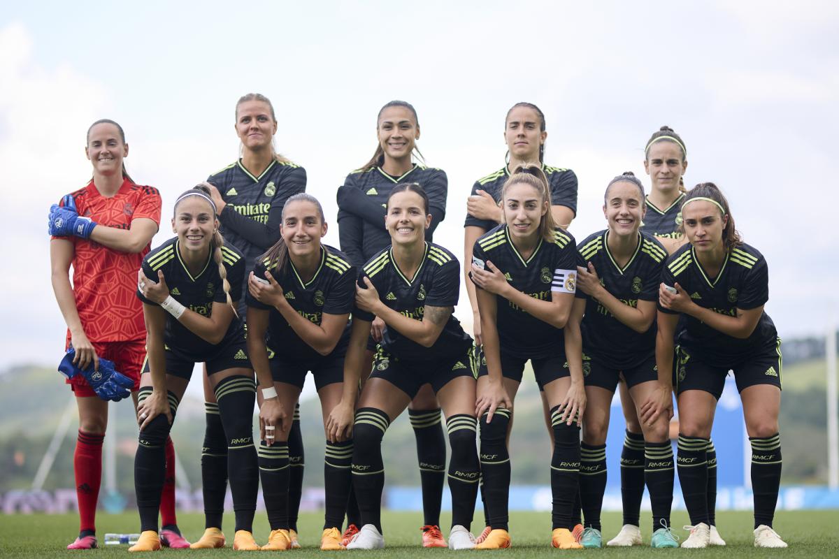 Las futbolistas del Real Madrid se tapan el logo de la RFEF en señal de protesta.