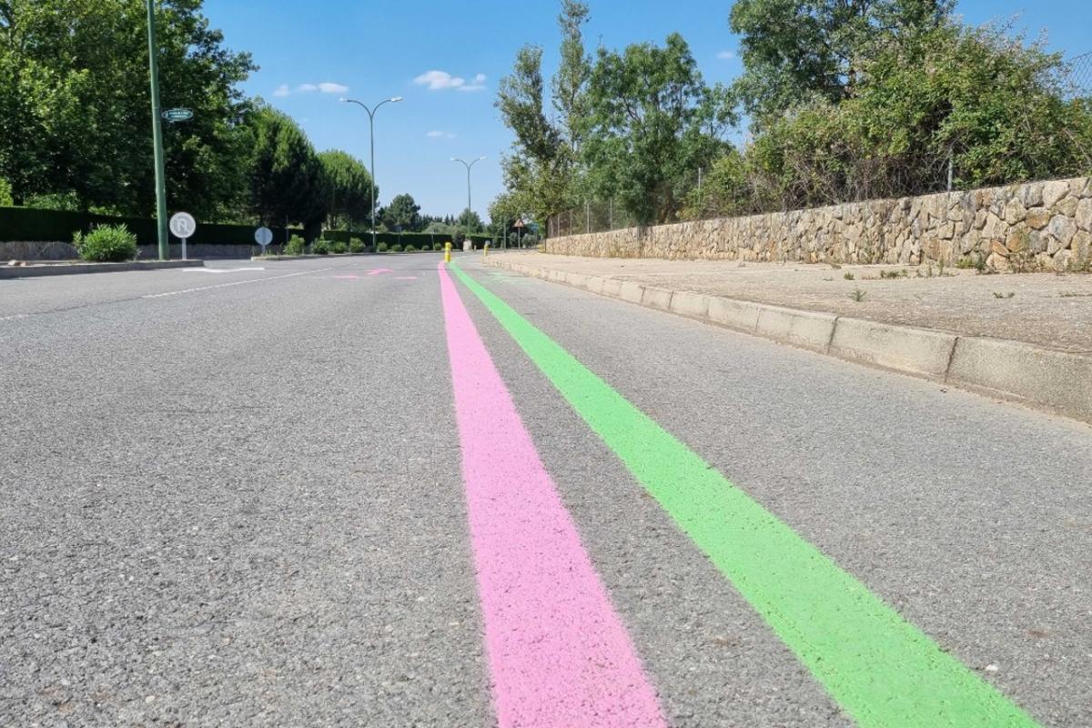Las nuevas marcas viales se caracterizan por ser una doble raya rosa y verde.