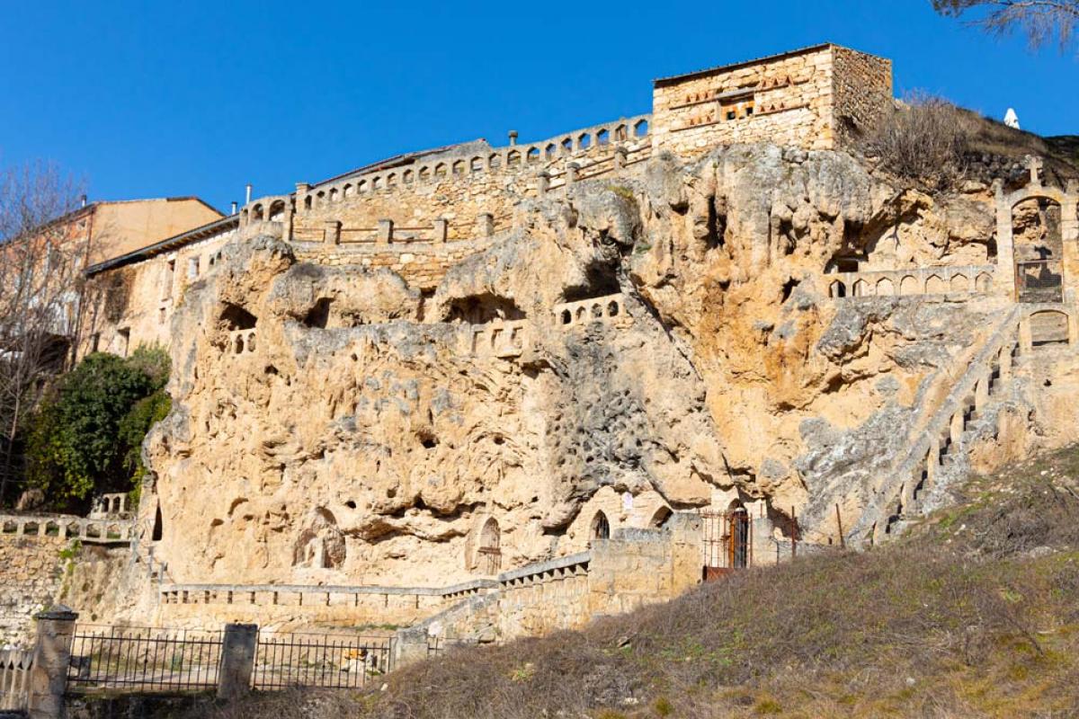 Vista panorámica de las edificaciones excavadas en la roca de Cívica (Guadalajara) que recuerdan a la Capadocia turca.