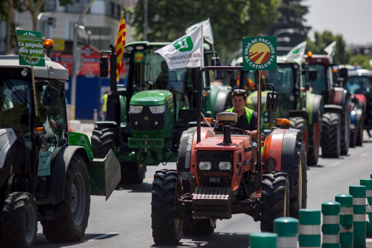 Agricultores marchan con sus tractores en una protesta el 7 de julio de 2023 en Madrid.