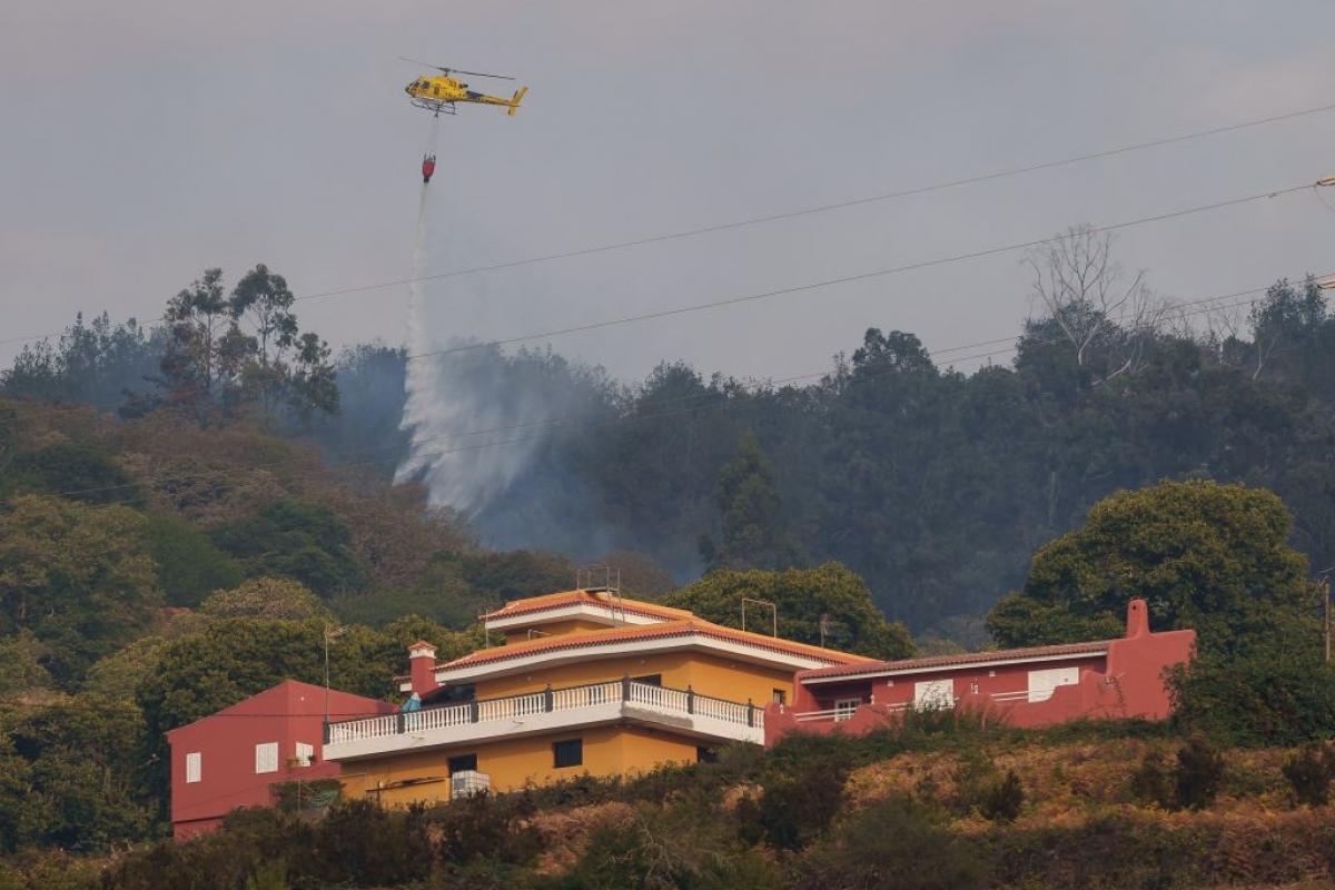 Un helicóptero trabaja en el incendio de Tenerife