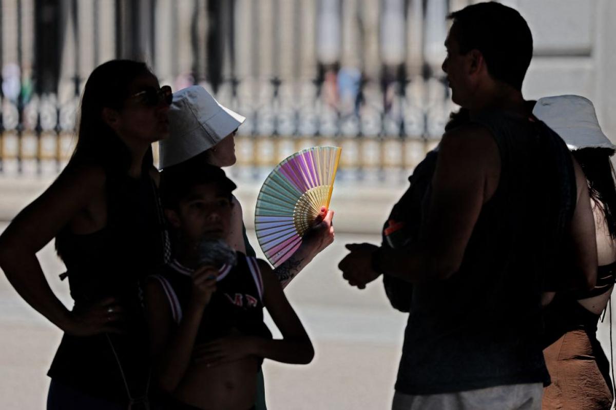 Varias personas intentan refrescarse en pleno centro de Madrid este verano