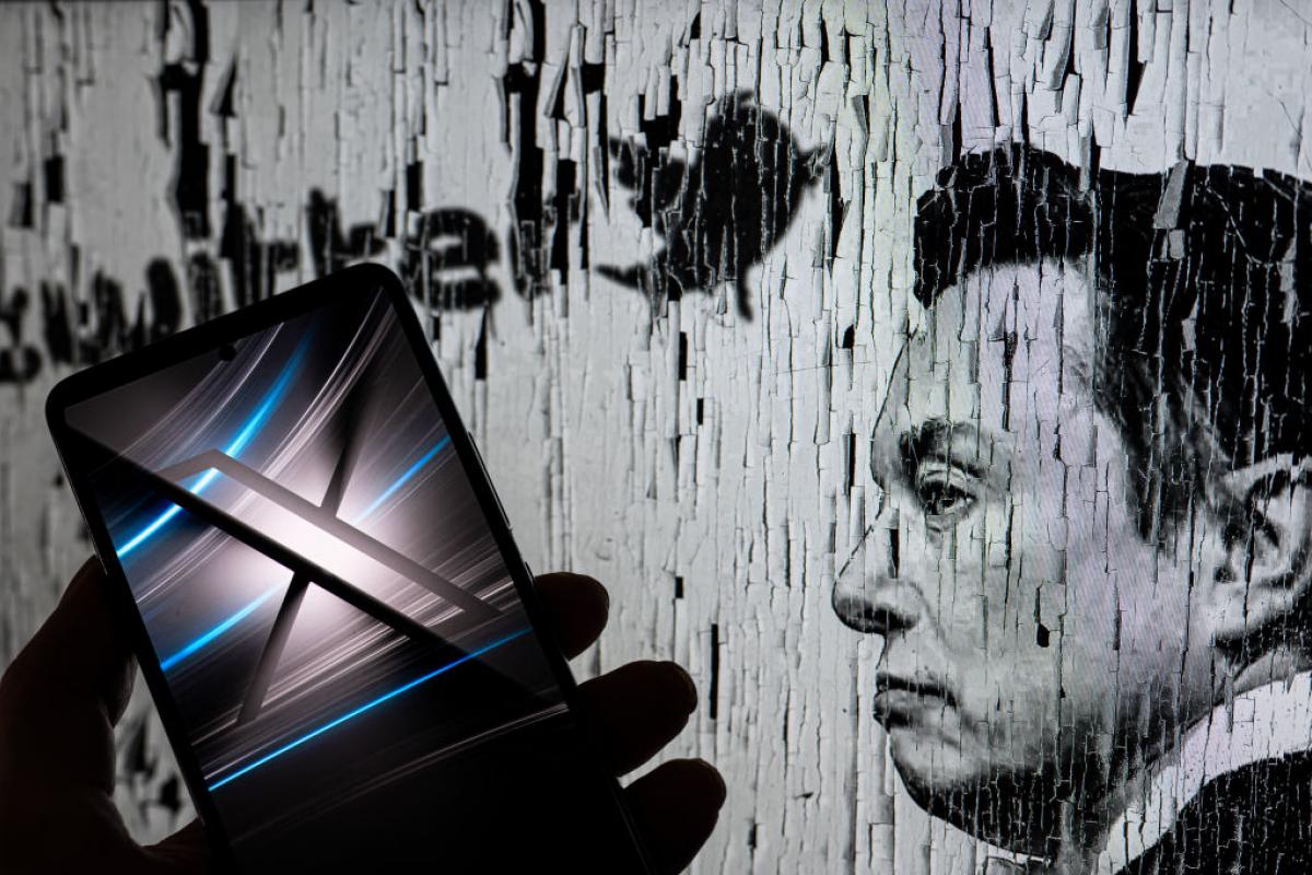 Elon Musk en una ilustración que muestra el cambio de Twitter hacia X.