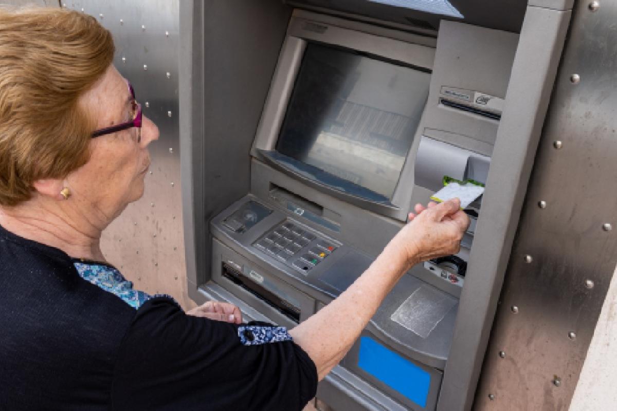 Pensionista en un cajero automático