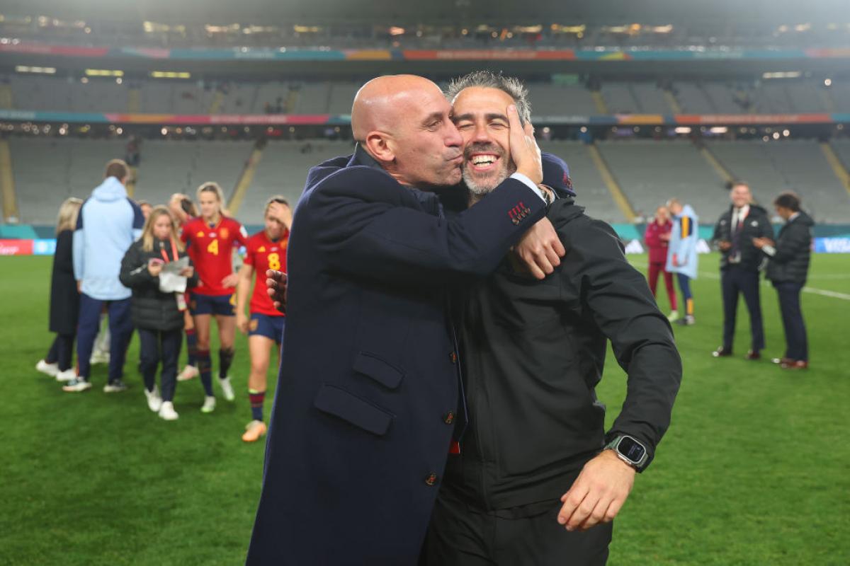 Rubiales besa a Vilda en un momento de celebración del equipo