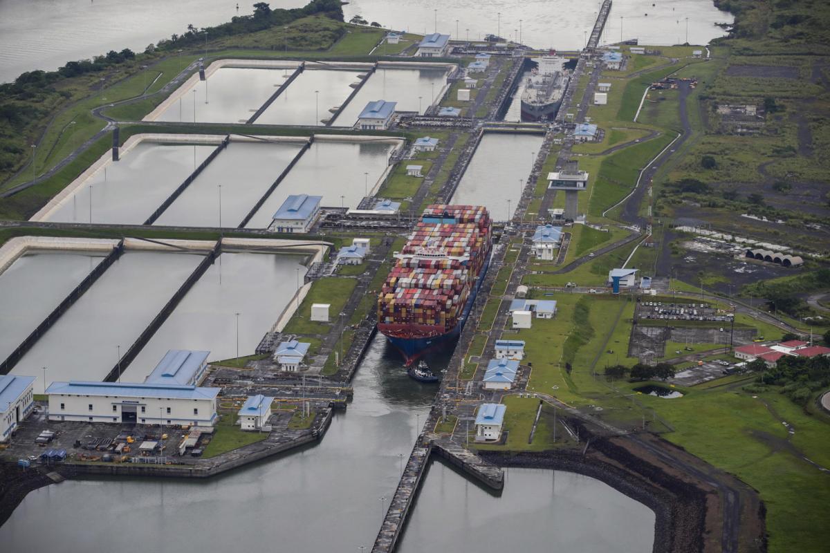 Un buque portacontenedores transita por las esclusas del Canal de Panamá