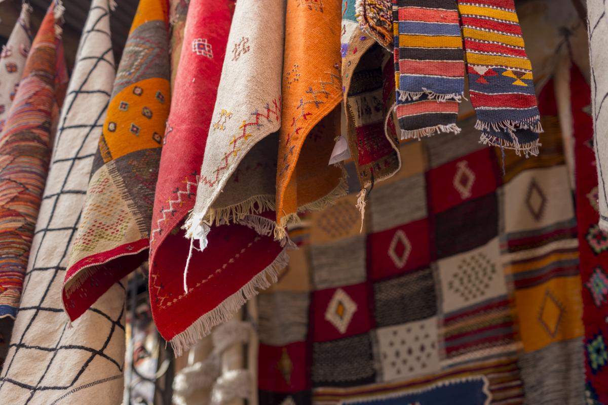 Imagen de archivo de prendas de ropa a la venta en la medina de Marrakech (Marruecos).