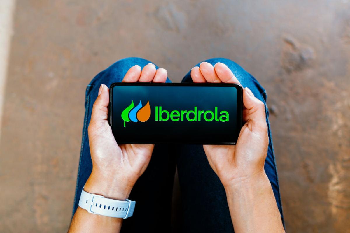 Imagen de archivo del logotipo de Iberdrola en un teléfono móvil.