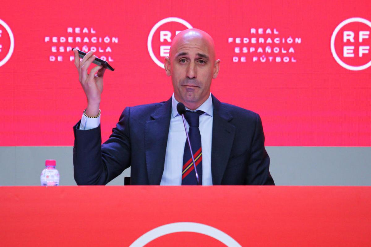 Luis Rubiales gesticula en una rueda de prensa