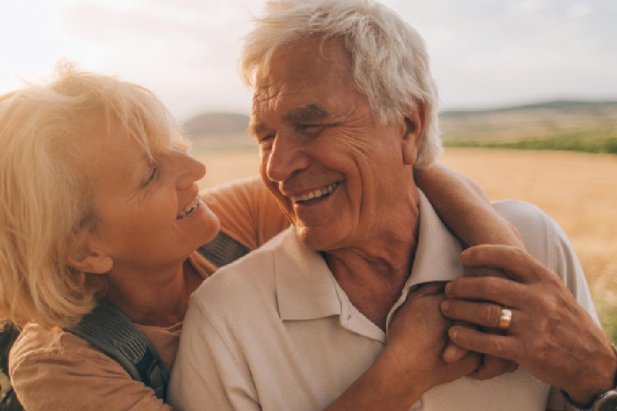 Matrimonio disfrutando de un viaje