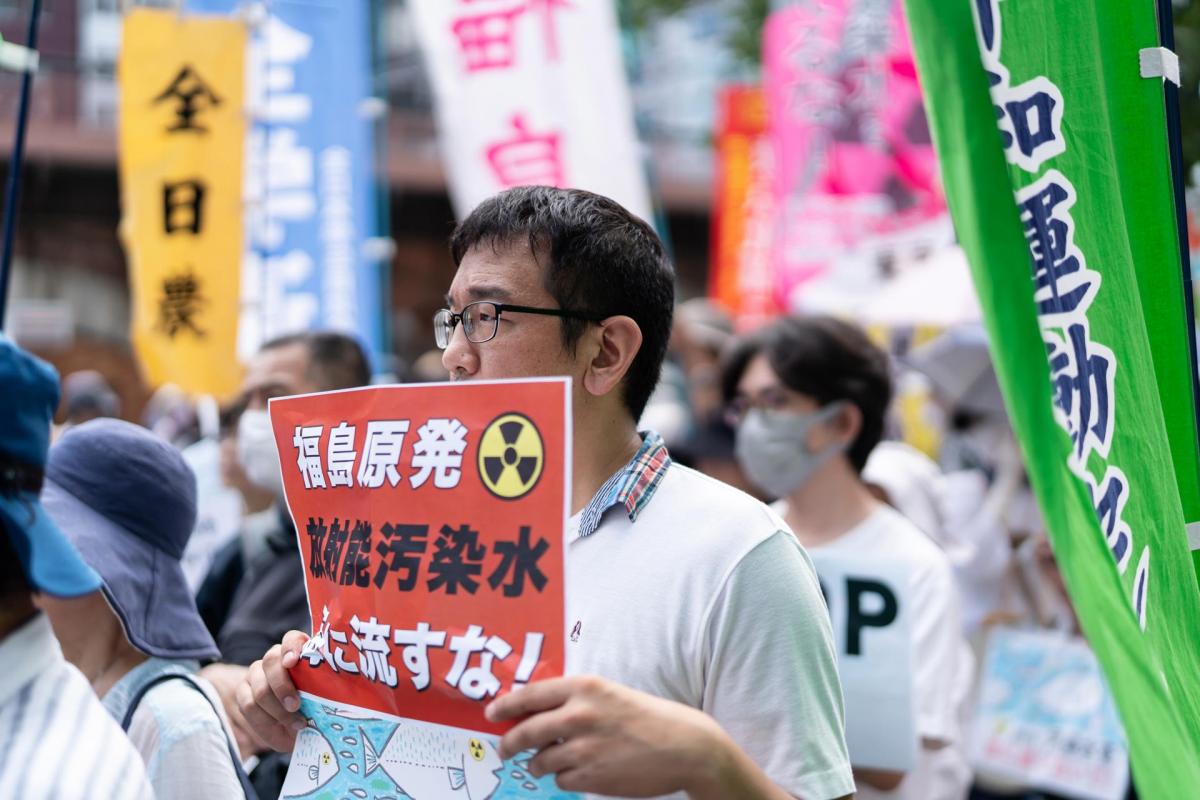 Protesta de ciudadanos nipones ante la sede de la Tokyo Electric Power Co. (Tepco), contra el vertido de agua de la central nuclear de Fukushima al océano Pacífico.