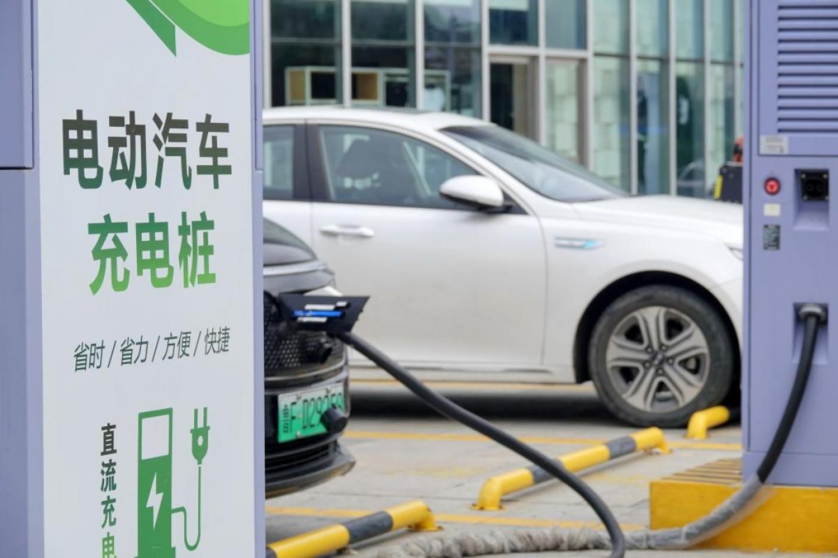 Un coche eléctrico recarga su batería en China
.