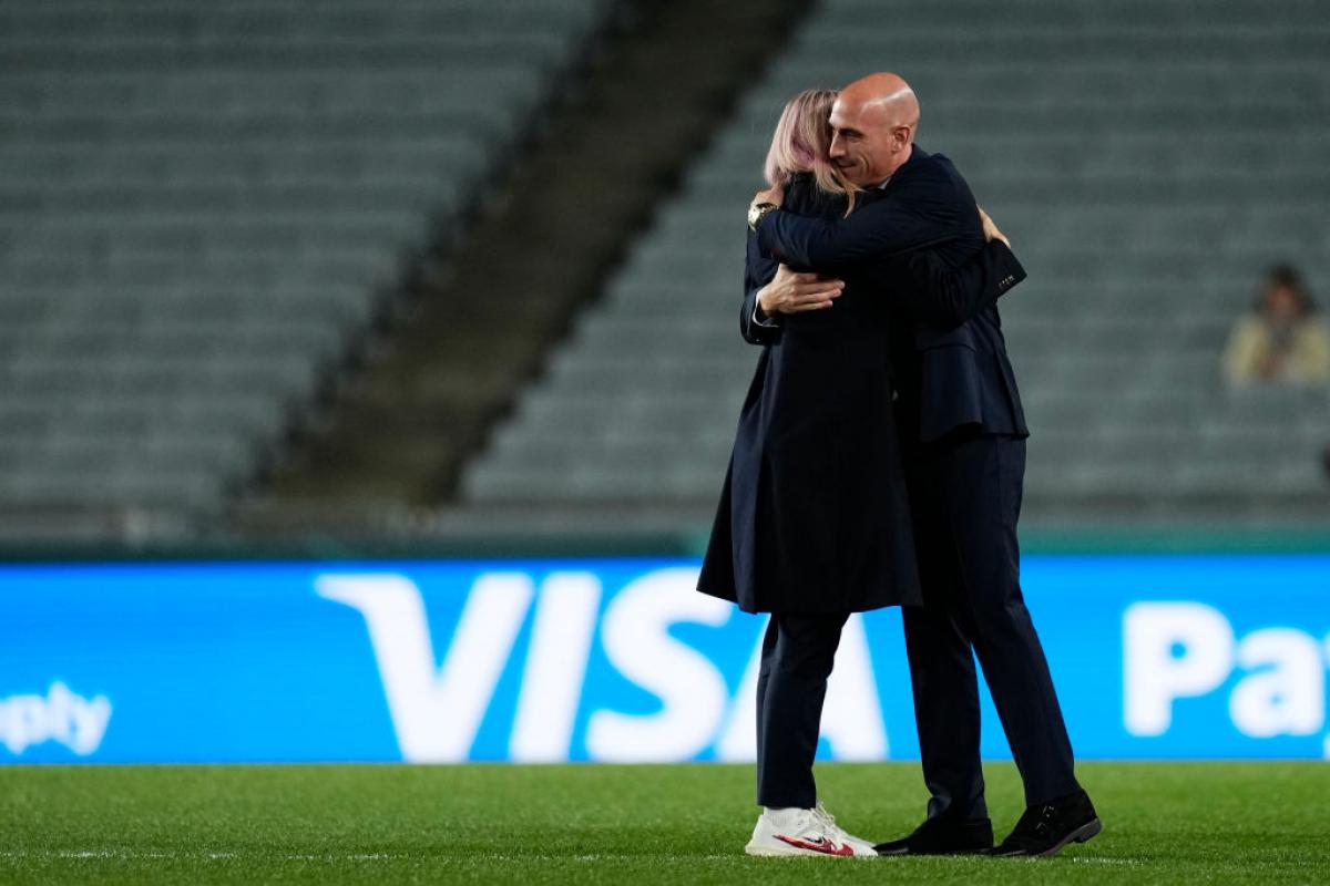 Luis Rubiales abraza a Alexia Putellas antes de la semifinal disputada contra Suecia en el Mundial femenino.
