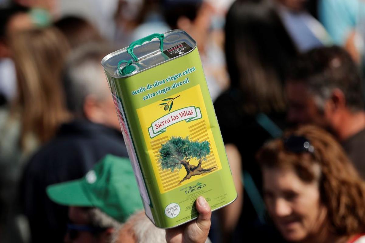 Una manifestante levanta un bote de aceite durante una manifestación de agricultores en Madrid en octubre de 2022.