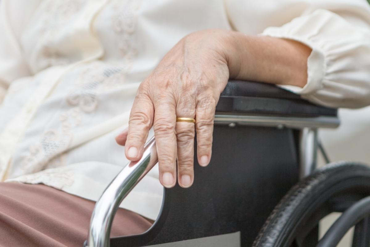 Anciana en silla de ruedas