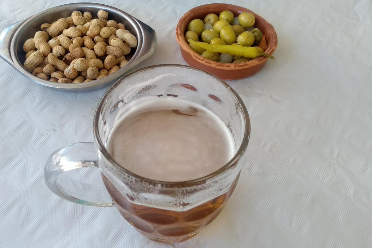 Cacahuetes y encurtidos acompañados por una cerveza en un 'esmorzaet' valenciano.