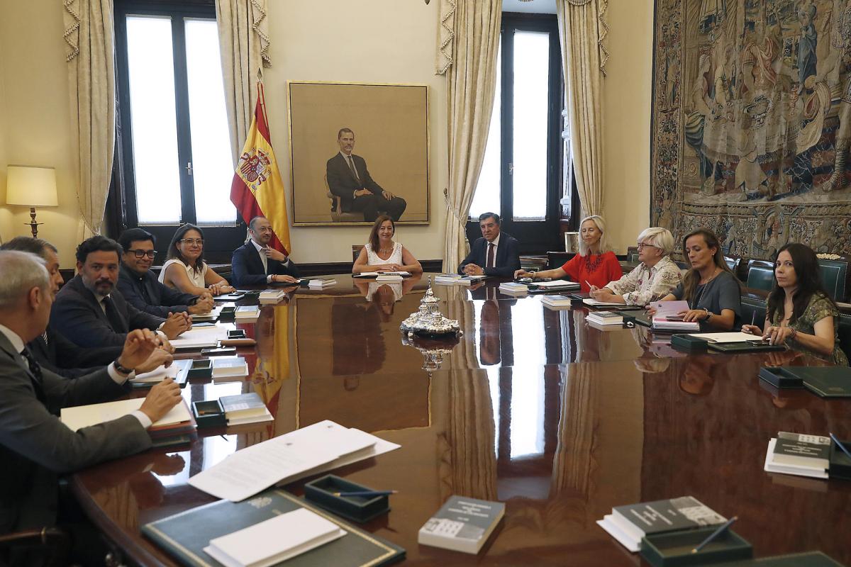 La presidenta del Congreso, Francina Armengol, al frente de la nueva Mesa de la Cámara Baja.