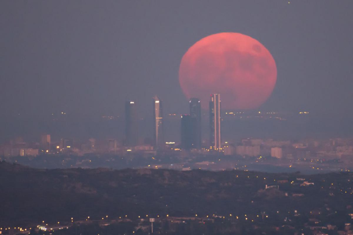 La superluna de agosto sobre el skyline de Madrid