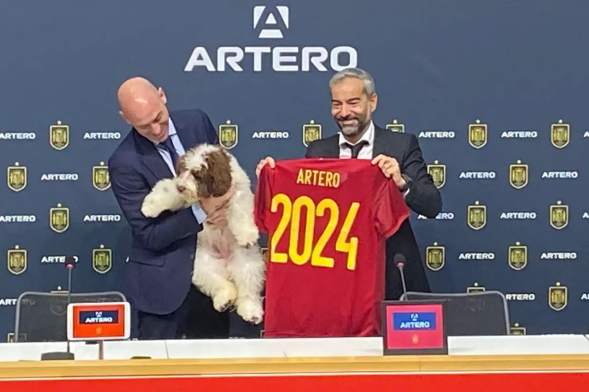 'Musa', en su presentación oficial 'con' Rubiales y el responsable de la empresa Artero