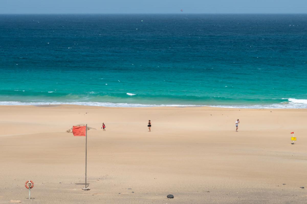 Playa con bandera roja en junio de 2023 en Fuerteventura (Las Palmas de Gran Canaria).