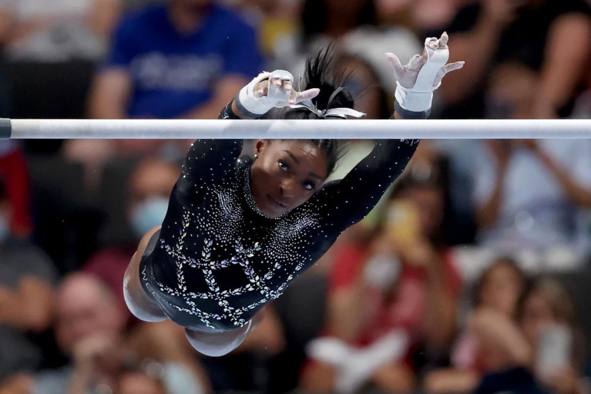 Simone Biles durante el ejercicio en paralelas.