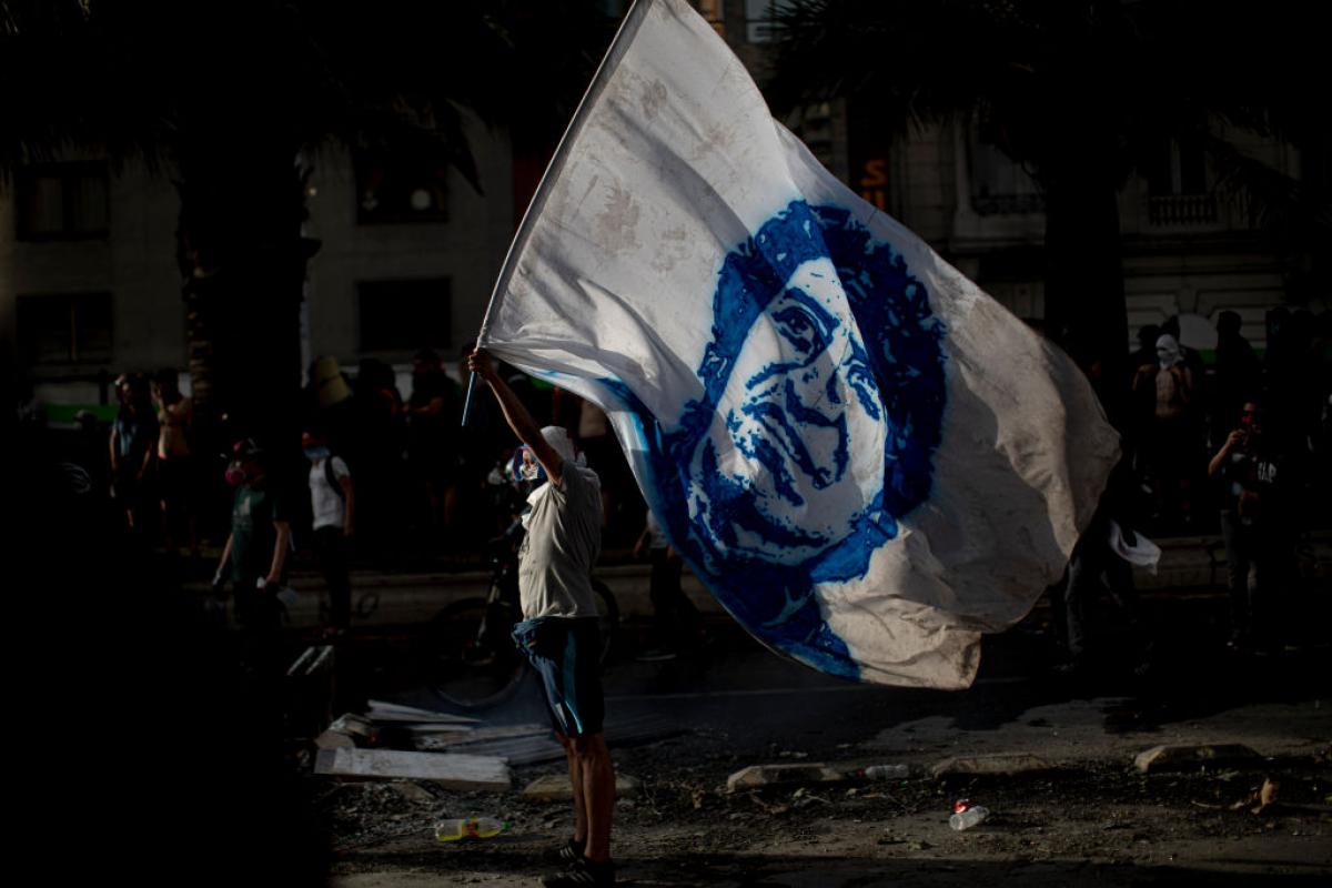 El retrato de Víctor Jara, en una bandera durante las protestas por la huelga general de 2019 en Chile.