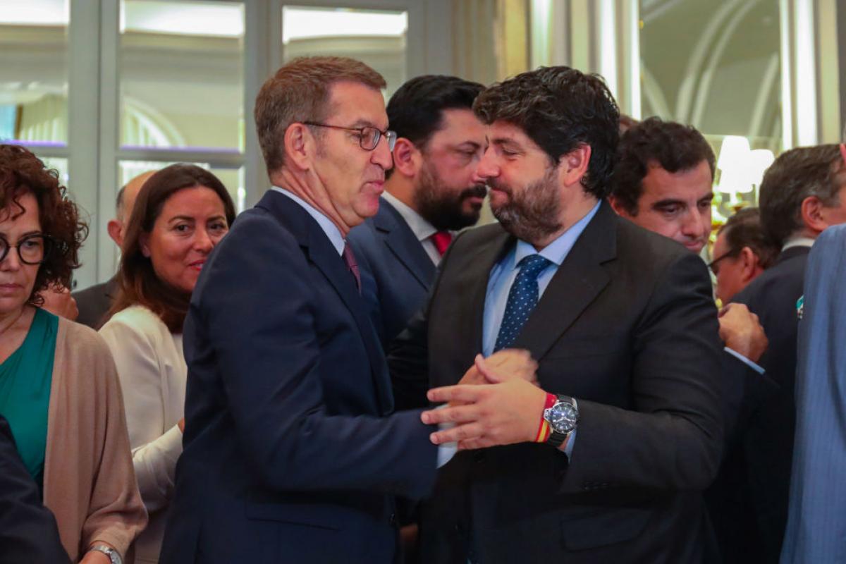 Alberto Núñez Feijóo, líder del Partido Popular, y Fernando López Miras, candidato de ese partido a presidir Murcia, se saludan el 19 de junio de 2023.