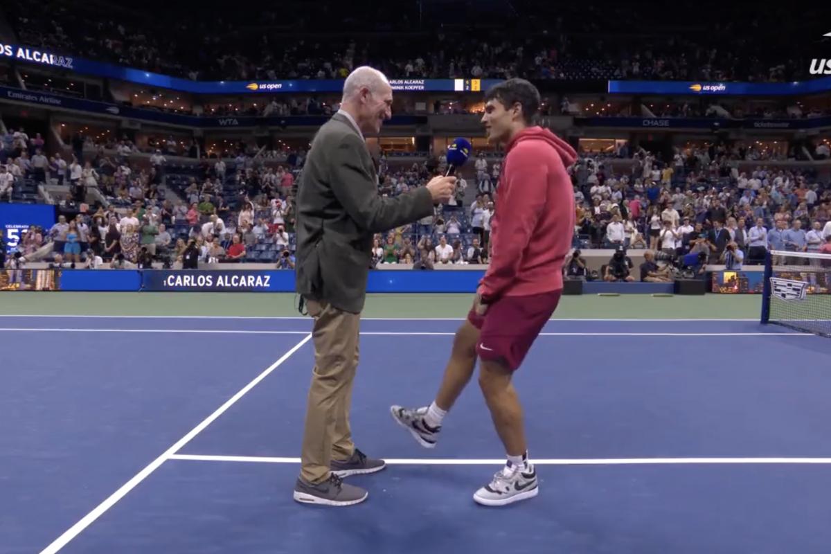 Carlos Alcaraz canta Vagabundo en su primer partido del US Open 2023