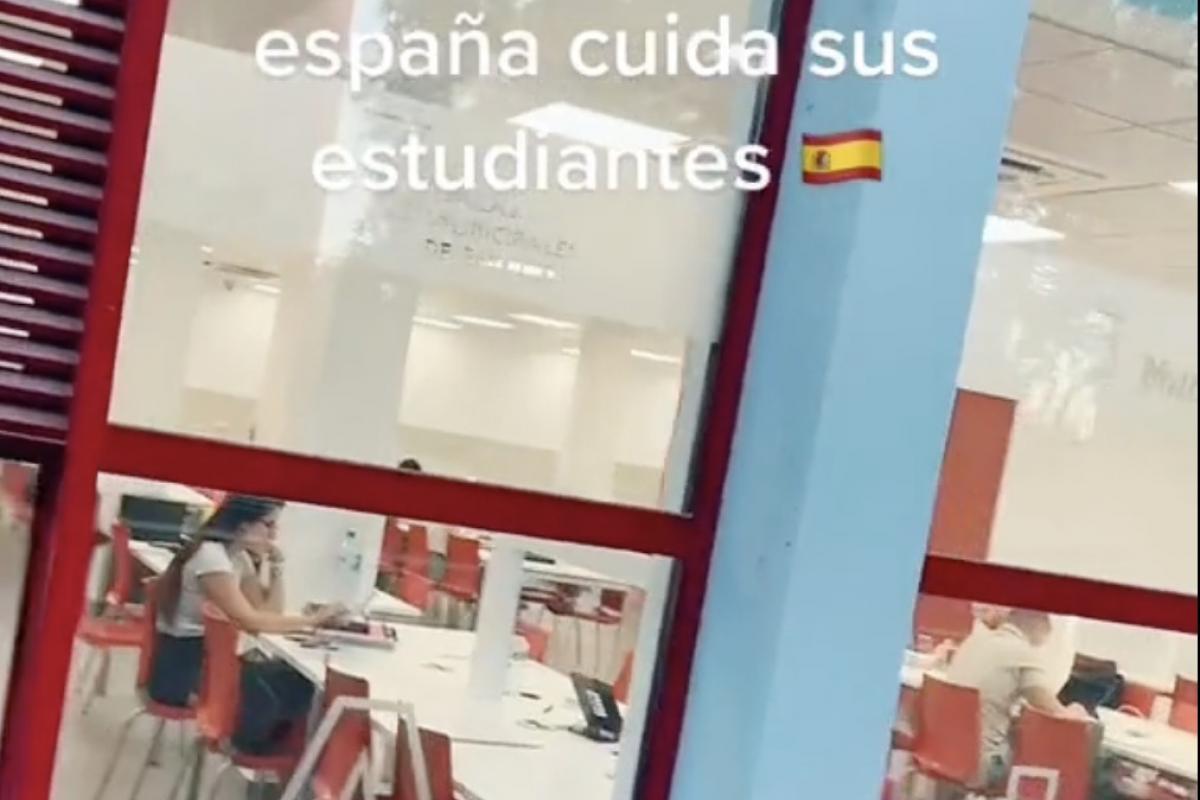 Detalle del vídeo de TikTok grabado fuera de una biblioteca en Murcia