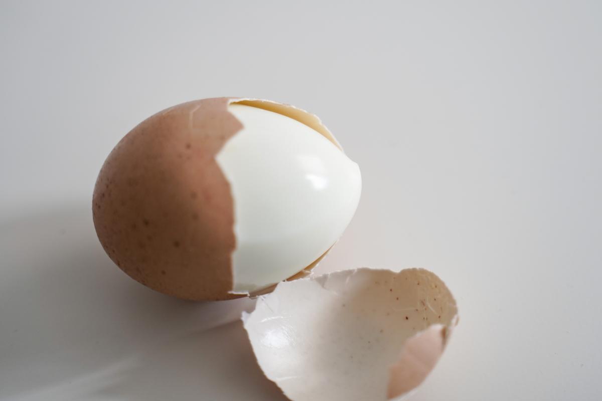 Imagen de archivo de un huevo cocido.