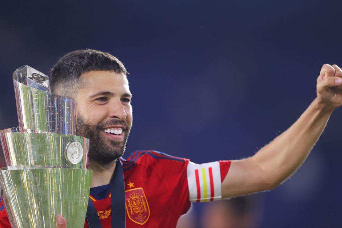 Jordi Alba, en junio, pasea con el trofeo de la UEFA Nations League en la mano.
