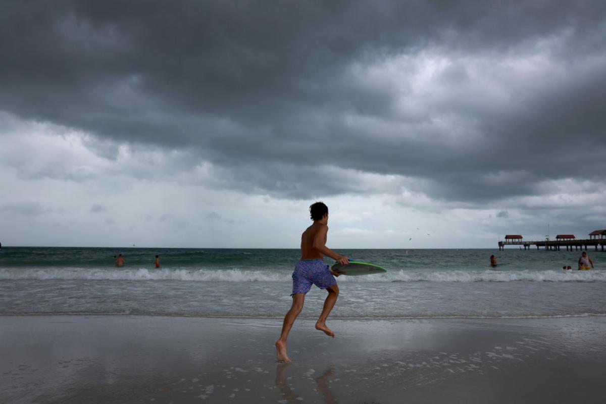 Las nubes que anticipan la llegada de Idalia sobre una playa de Florida.
