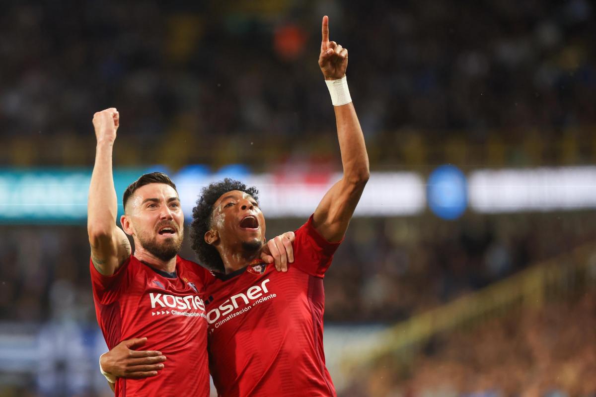 Moi Gomez y Johan Mojica celebran uno de los goles anotados ante el Brujas en Conference League.