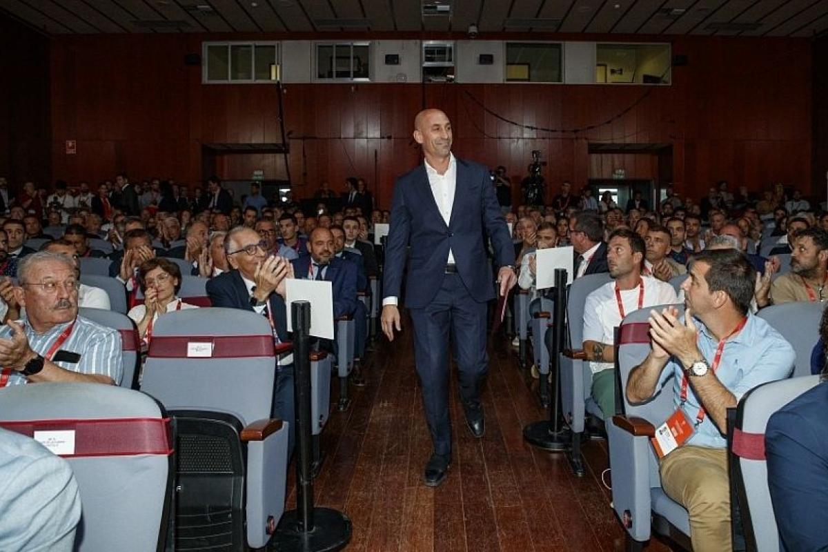 Luis Rubiales, entre aplausos, llega a la Asamblea General Extraordinaria de la RFEF en la que se negó a dimitir.