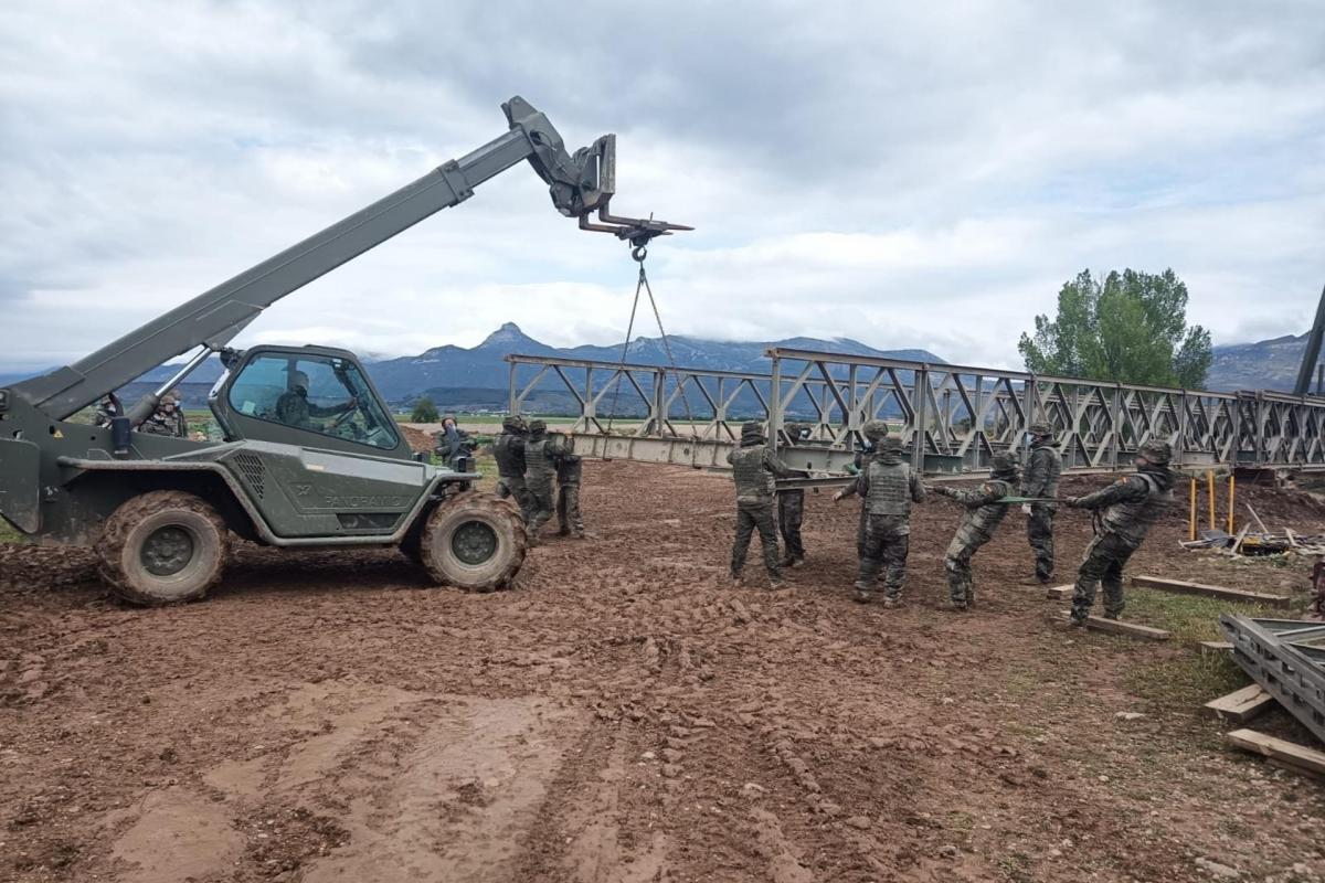Fotografía publicada en el X del Ministerio de Defensa, de un puente tipo Baley empleados por el ejército en numerosas ocasiones de apoyo a la población civil dada la rapidez con la que pueden instalarse y sus capacidades, ya que permiten el paso de vehículos de hasta 80 toneladas. El Ministerio de Defensa ha encomendado al Mando de Ingenieros del Ejército de Tierra la instalación de un puente provisional tipo bailey en Aldea del Fresno tras el paso de la DANA.