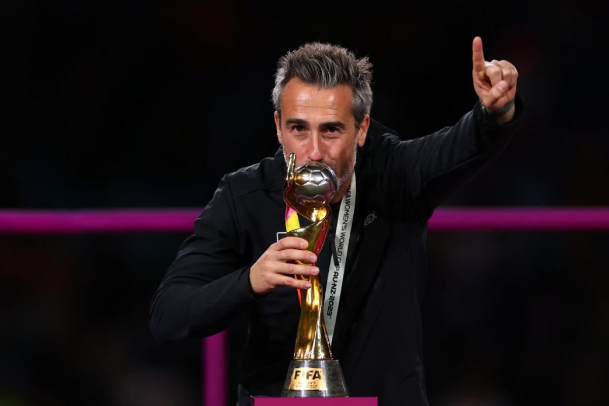 Jorge Vilda posa eufórico con la Copa del Mundo