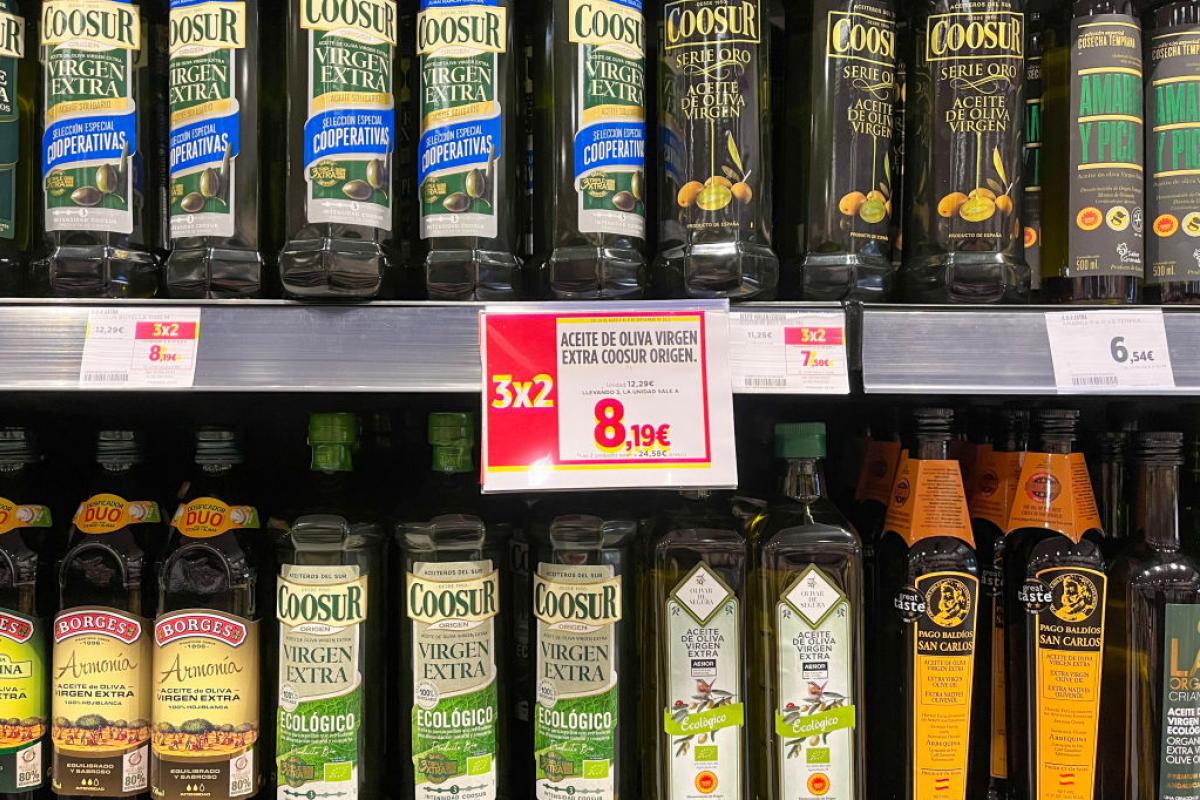 Botellas de aceite de oliva en oferta en el lineal de un supermercado de Madrid el 2 de septiembre de 2023.