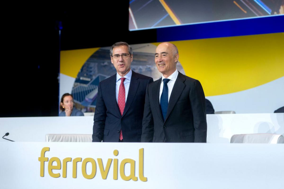 El CEO de Ferrovial, Ignacio Madridejos (izquierda) y el presidente de la compañía, Rafael del Pino (derecha), en la junta general de accionistas el 13 de abril de 2023.