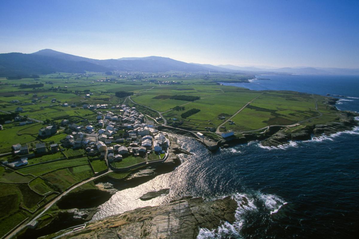 Foto aérea del pueblo de Rinlo, en la comarca de A Mariña (Galicia).