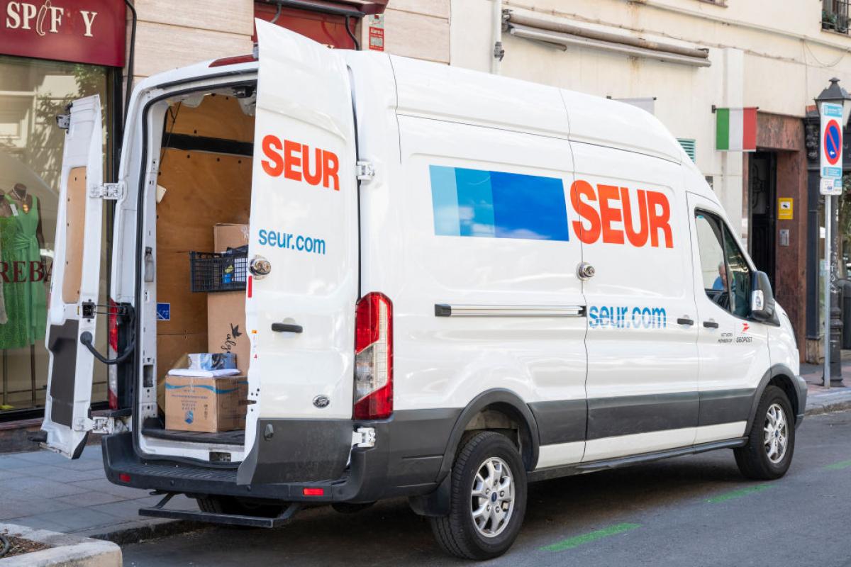Imagen de archivo de una furgoneta de reparto de la compañía Seur.