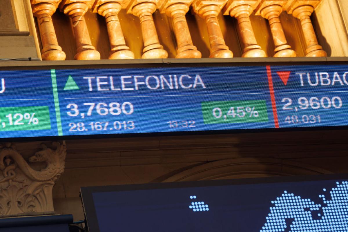 Panel del Palacio de la Bolsa de Madrid en la que se aprecia la subida de Telefónica tras la compra del 9,9% de capital por parte de la saudí STC Group.