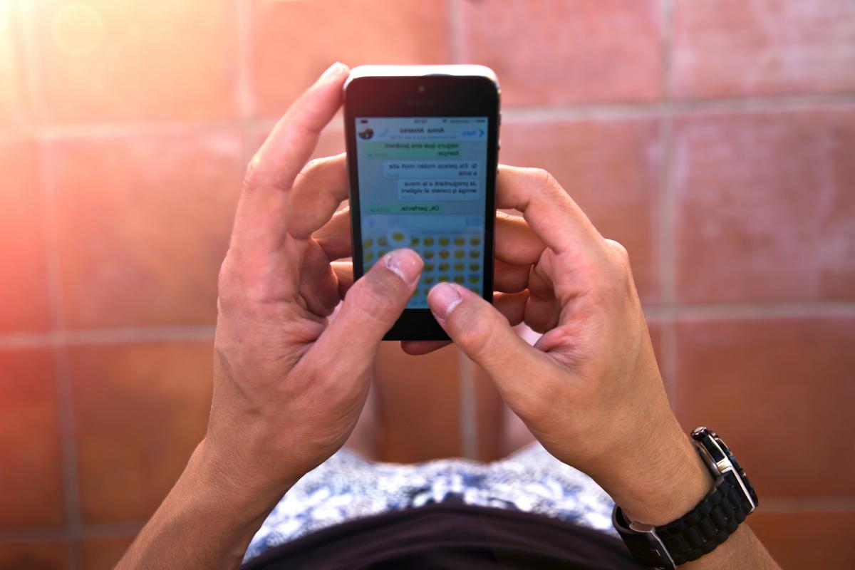 Imagen de archivo de una persona leyendo una conversación de WhatsApp.