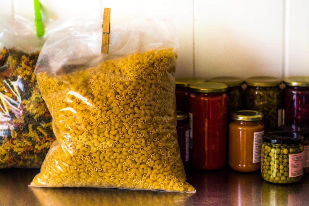 Un paquete de comida cerrado con una pinza.