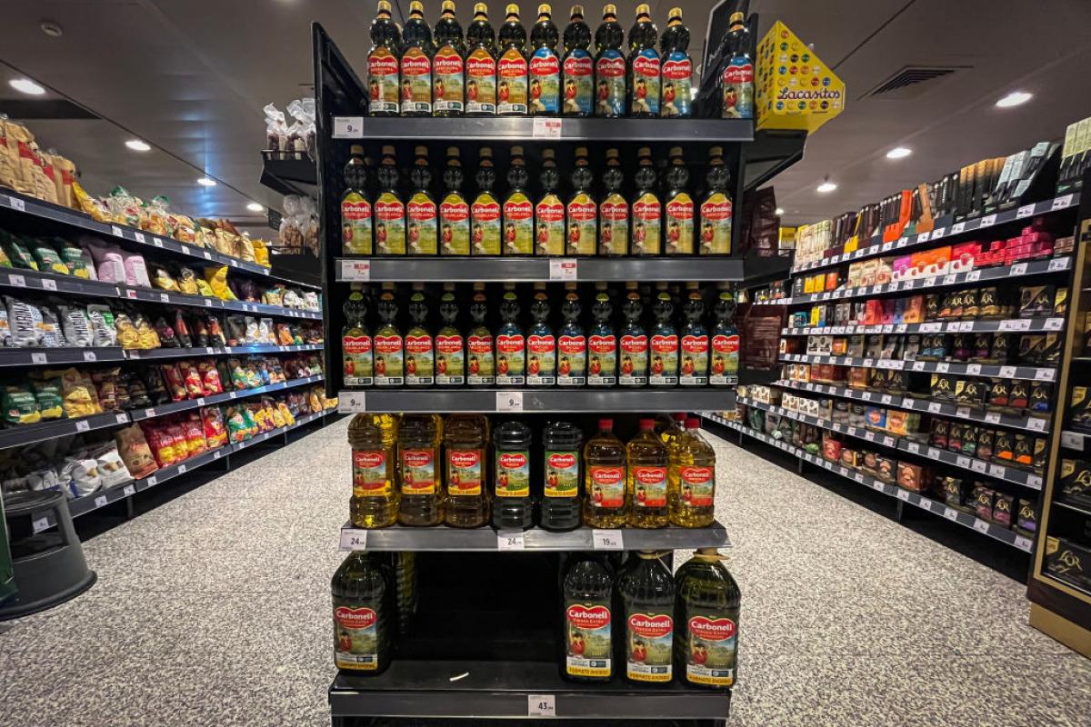 Botellas de aceite de oliva en los lineales de un supermercado de Madrid.