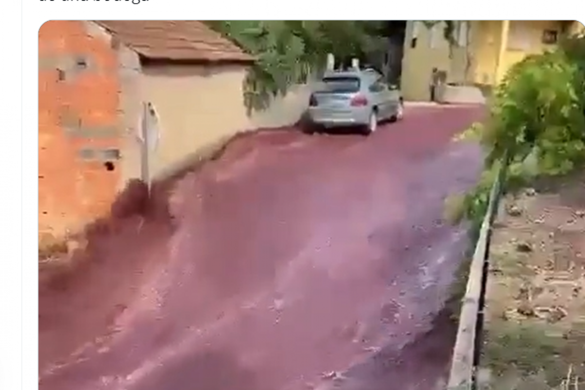 Captura del vídeo en el que se ve una calle inundada de vino tinto.