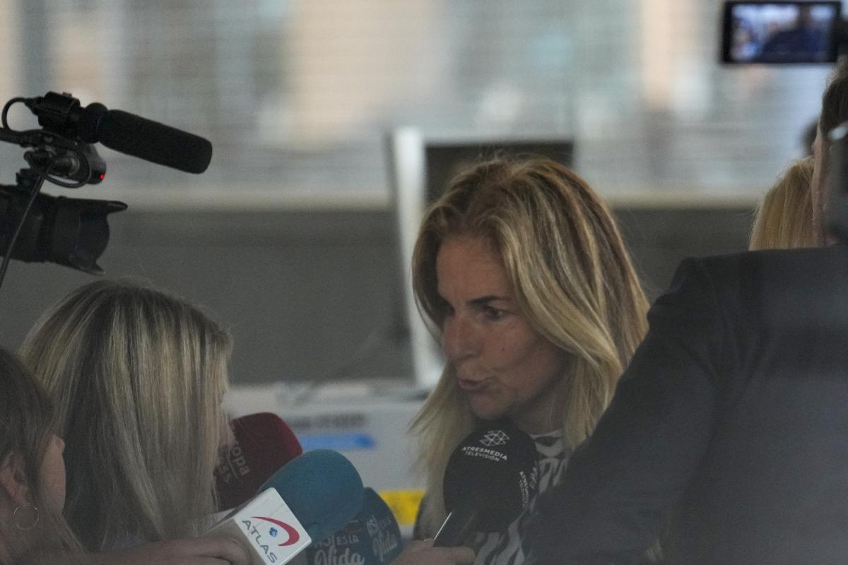 La extenista Arantxa Sánchez Vicario, atendiendo a los medios a su llegada a la Ciutat de la Justicia este martes.