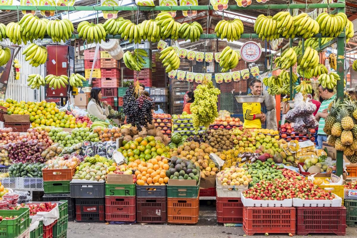 Imagen de archivo de un puesto de venta de fruta en el mercado de Bogotá, Colombia.