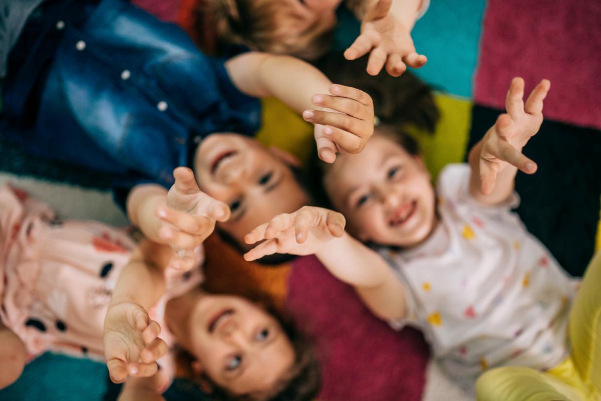 Varios niños jugando.