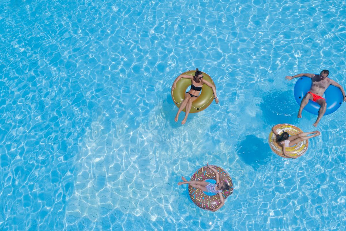 Imagen de archivo de una familia en una gran piscina.