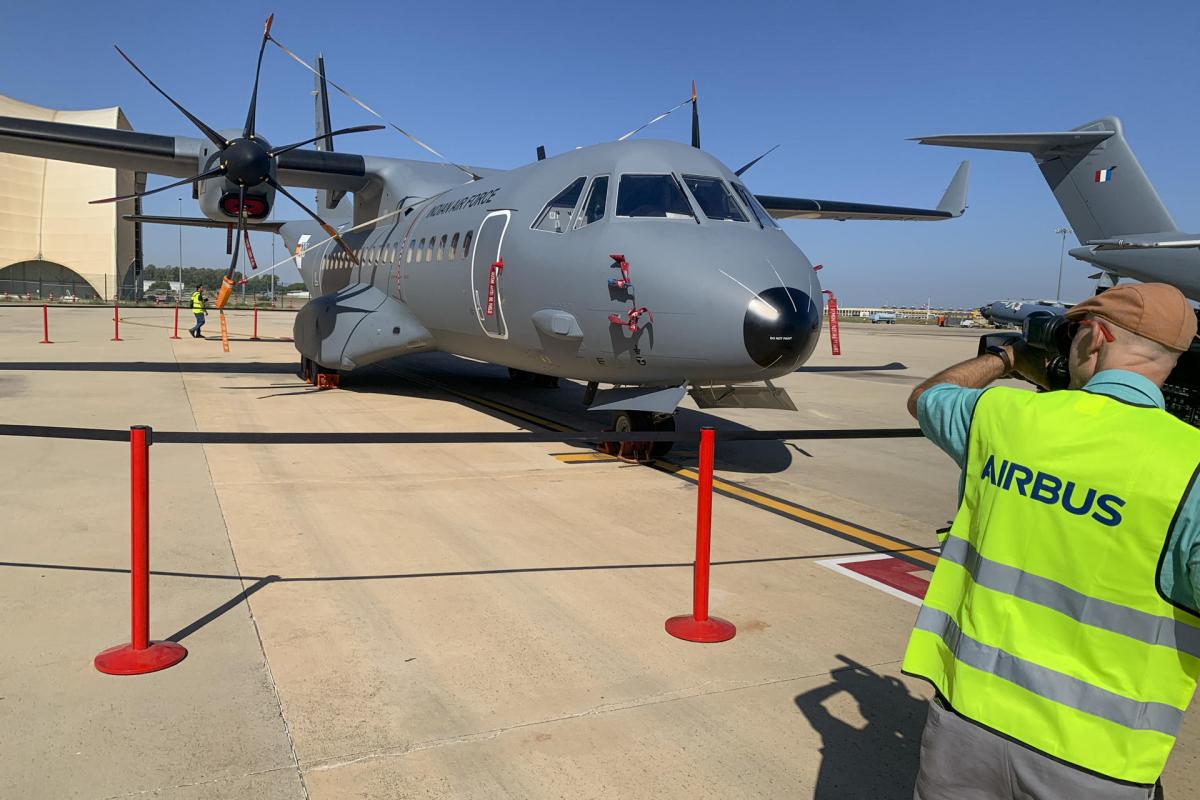 Imagen del avión C295 que Airbus ha fabricado en su planta de Sevilla y que ha sido entregado este miércoles, oficialmente al Ejército de la India, dentro de un contrato que implica entregar 56 aviones del mismo tipo, para comenzar a sustituir su flota de Avros-748, que operan actualmente en el país asiático.